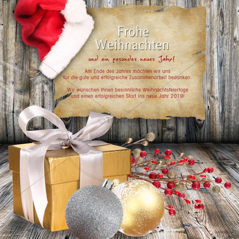 Grußkarte mit Weihnachtsmütze und Geschenkpaket
